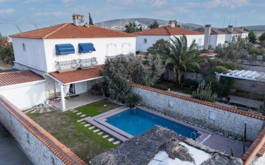 ÇEŞME ALAÇATI – MÜSTAKİL HAVUZLU VİLLA/VILLA WITH DETACHED POOL