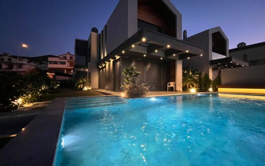 🌿 GÜZELBAHÇE KAHRAMAN DERE’DE AKILLI SİSTEMLİ, HAVUZLU, LÜKS MÜSTAKİL VİLLA – 5+1, 300 m², FULL DONANIMLI